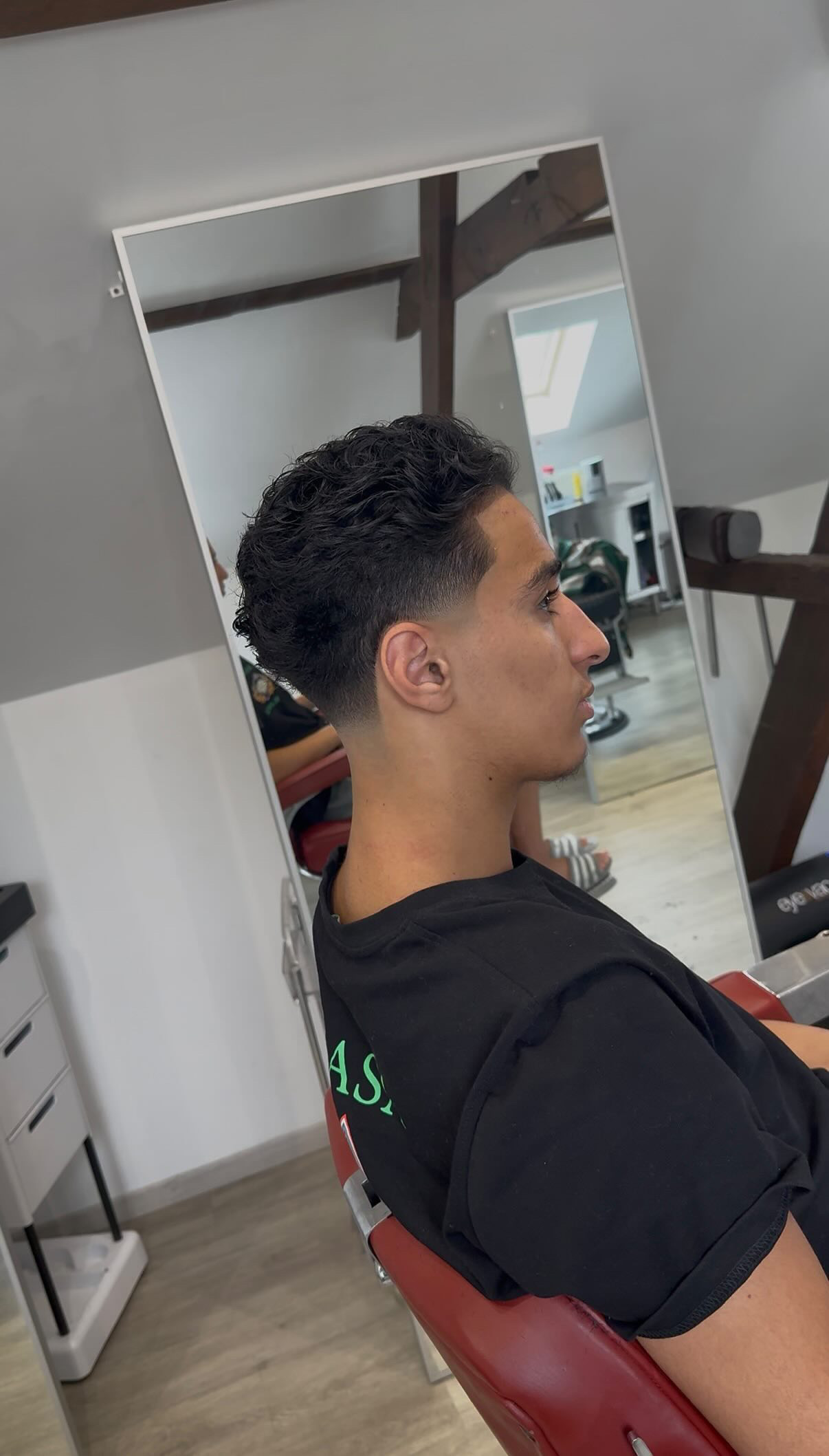 Low fade met krullend haar